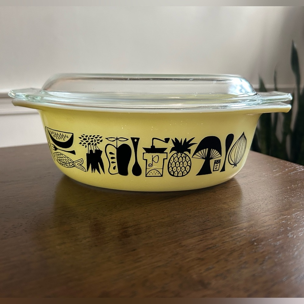PYREX 1958 Promo Mod Kitchen 1.5 Quart Oval Casserole with Lid